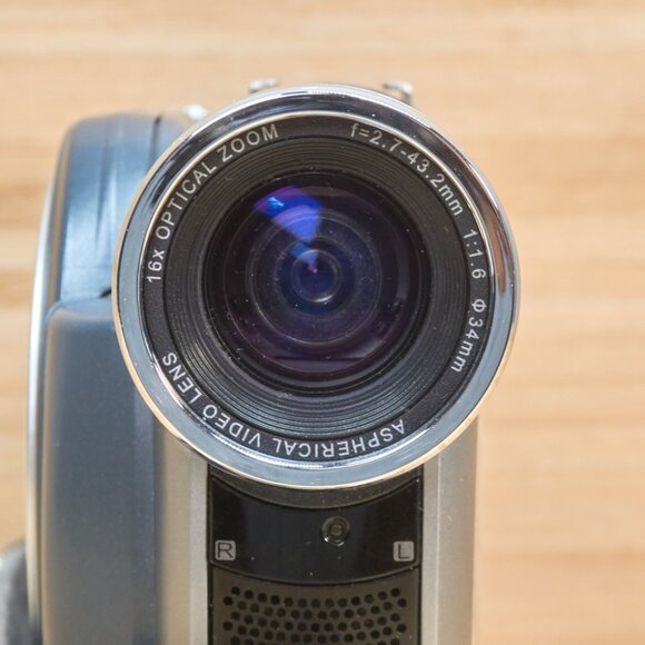 Hitachi DZ-MV730A DVD Handycam Camcorder, 16 Optical Zoom, Made in Japan - Picture 6 of 10